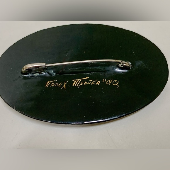 Vtg Soviet Era Russian Artist Signed Hand Painted Lacquer Pinback Brooch - Picture 5 of 11